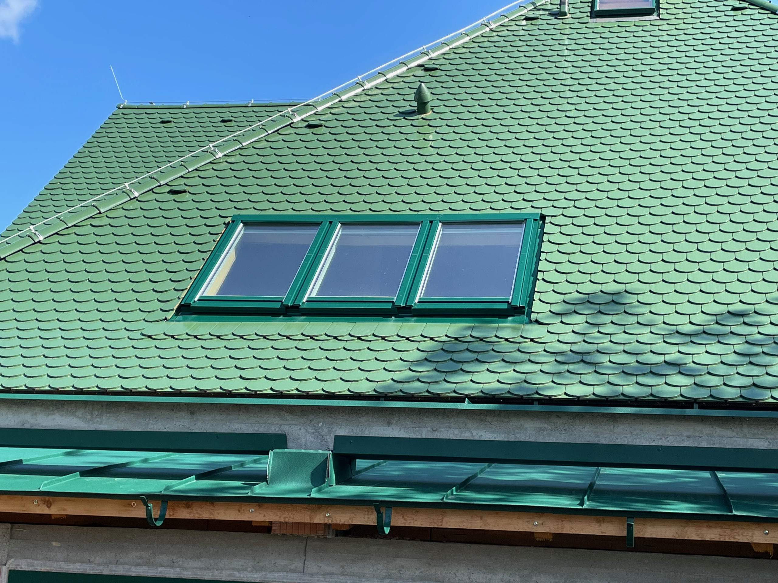 střešní okna v barvě střechy